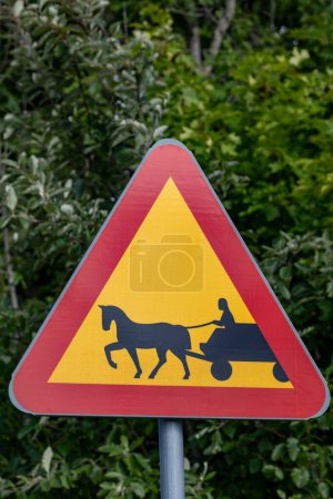 Téléchargez les photos : Eskilstuna, Suède Un panneau de signalisation drôle avec un cheval et buggy. - en image libre de droit