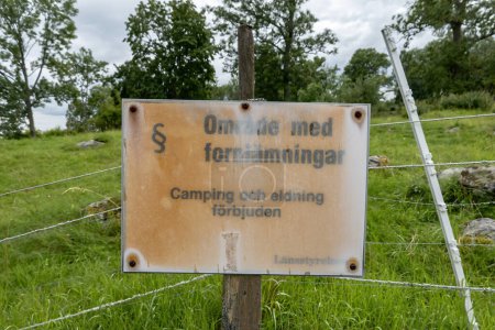 Téléchargez les photos : Eskilstuna, Suède Un panneau en suédois dit zone contient des objets anciens et le feu de camping et d'éclairage sont interdits - en image libre de droit