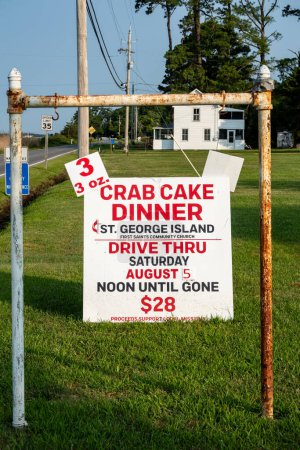 Téléchargez les photos : Piney Point, Maryland, USA Une pancarte dans une église de St Geroege's Island offre des dîners au gâteau au crabe - en image libre de droit