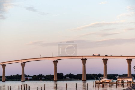 Téléchargez les photos : Salomons, Maryland États-Unis Coucher de soleil sur le pont de l'île Salomons au-dessus de la rivière Patuxent. - en image libre de droit