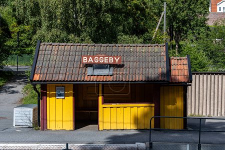 Foto de Estocolmo, Suecia La estación amarilla de tranvía de Baggeby en el suburbio de Lidingo. - Imagen libre de derechos