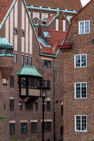 Téléchargez les photos : Stockholm, Suède 15 août 2023 Façades en briques de bâtiments résidentiels dans le quartier Larkstaden d'Ostermalm. - en image libre de droit