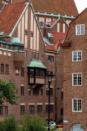 Téléchargez les photos : Stockholm, Suède 15 août 2023 Façades en briques de bâtiments résidentiels dans le quartier Larkstaden d'Ostermalm. - en image libre de droit