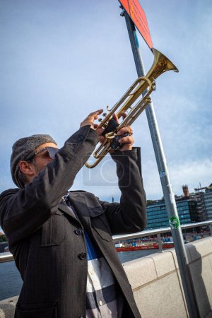 Téléchargez les photos : Stockholm, Suède 29 août 2023 Un musicien de rue joue de la trompette dans le quartier Slussen. - en image libre de droit