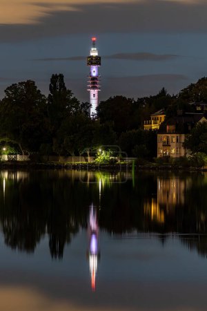 Téléchargez les photos : Stockholm, Suède Vue de la tour Kaknas sur l'eau la nuit. - en image libre de droit