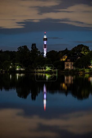 Téléchargez les photos : Stockholm, Suède Vue de la tour Kaknas sur l'eau la nuit. - en image libre de droit