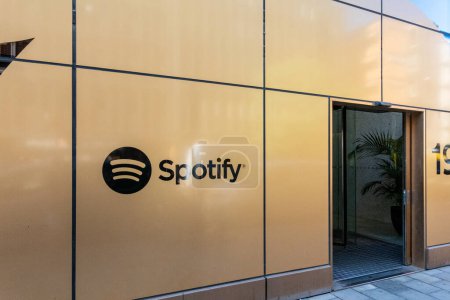 Foto de Estocolmo, Suecia 4 de septiembre de 2023 El logo en la sede de Spotify en el centro. - Imagen libre de derechos