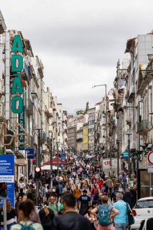 Téléchargez les photos : Porto, Portugal 20 Sept, 2023 Les piétons dans la rue commerçante animée R. de Santa Catarina. - en image libre de droit