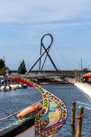 Téléchargez les photos : Aveiro, Portugal Les bateaux colorés peints à la main canal ou gondoles d'Aveiro. - en image libre de droit