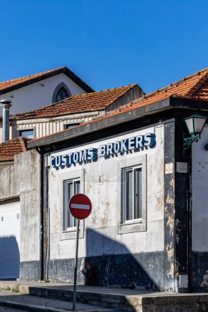 Téléchargez les photos : Porto, Portugal 20 sept. 2023 L'ancien bureau de douane et les enseignes dans le port de Leixoes. - en image libre de droit