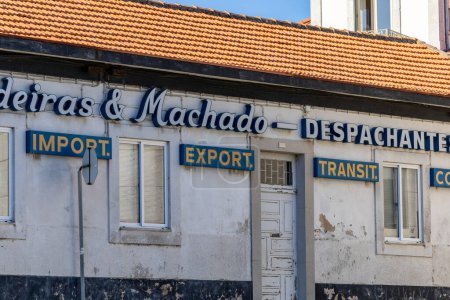 Téléchargez les photos : Porto, Portugal 20 sept. 2023 L'ancien bureau de douane et les enseignes dans le port de Leixoes. - en image libre de droit