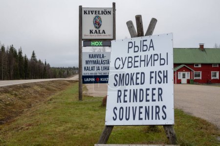 Téléchargez les photos : Rovaniemi, Finlande 6 octobre 2023 Une grande publicité pour les poissons fumés, les rennes et les souvenirs en anglais et en russe. - en image libre de droit