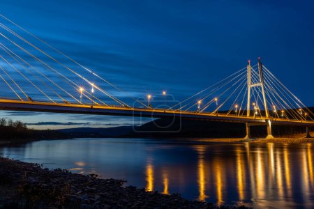Téléchargez les photos : Utsjoki, Finlande Le pont Sami sur la rivière Karasjohka en Laponie finlandaise à la frontière avec la Norvège. - en image libre de droit