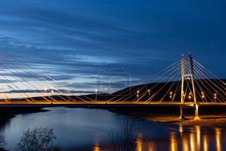 Téléchargez les photos : Utsjoki, Finlande Le pont Sami sur la rivière Karasjohka en Laponie finlandaise à la frontière avec la Norvège. - en image libre de droit