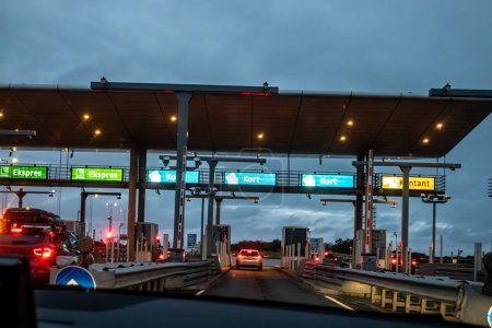 Téléchargez les photos : Halsskov, Danemark La cabine de péage et les voitures au Great Belt Bridge la nuit entre les îles danoises de Zélande et Funen. - en image libre de droit
