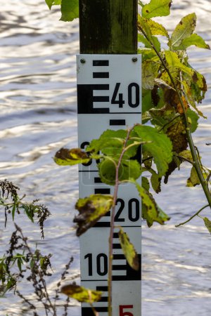 Téléchargez les photos : Odense, Danemark Un marqueur de niveau d'eau sur la rivière Odense. - en image libre de droit