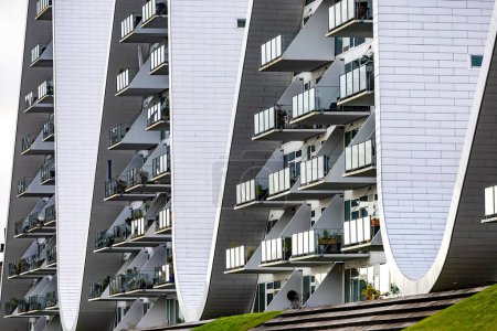 Téléchargez les photos : Vejle, Danemark 30 oct. 2023 Les bâtiments résidentiels Bolgen, danois pour "The Wave", un complexe d'appartements sur le fjord Vejle conçu par l'architecte Henning Larsen en 2017. - en image libre de droit