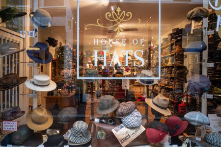 Téléchargez les photos : La Haye, Pays-Bas Nov 10, 2023 La fenêtre d'un petit magasin ne vendant que des hatrs, The House of Hats. - en image libre de droit