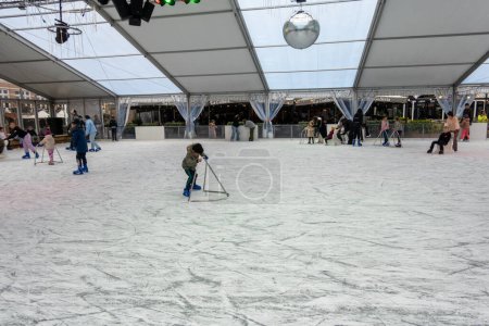 Foto de La Haya, Países Bajos Nov 12, 2023 Un niño patina en una pista de patinaje en el distrito de Scheveningen. - Imagen libre de derechos