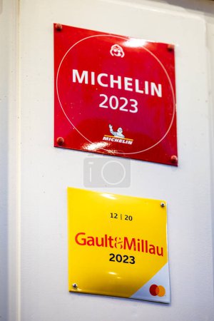 Foto de La Haya, Países Bajos A Michelin and Gault and Millau plaque at the entrance to a restaurante. - Imagen libre de derechos
