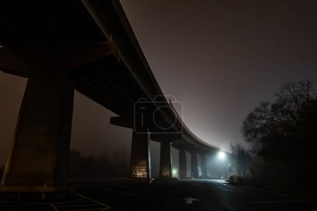 Téléchargez les photos : Salomons, Maryland, États-Unis Une vue de nuit du parking sous le pont des Salomons au-dessus de la rivière Patuxent dans le brouillard. - en image libre de droit