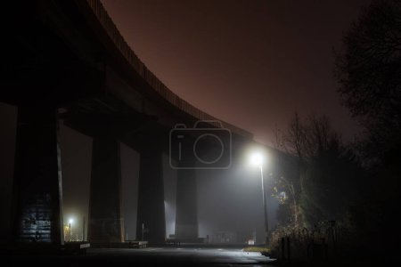 Téléchargez les photos : Salomons, Maryland, États-Unis Une vue de nuit du parking sous le pont des Salomons au-dessus de la rivière Patuxent dans le brouillard. - en image libre de droit