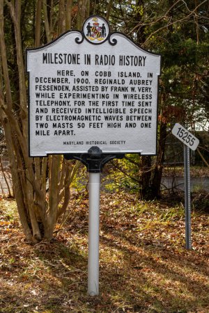 Foto de Cobb Island, Maryland Estados Unidos Dec 4, 2023 Una señal histórica sobre la historia de la radio de la Sociedad Histórica de Maryland. - Imagen libre de derechos