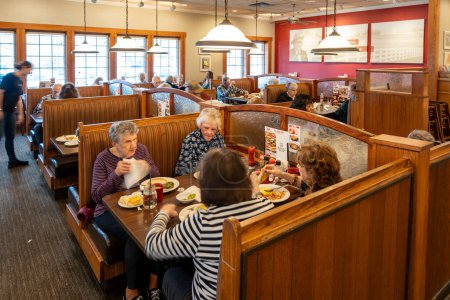 Foto de Prince Frederick, Maryland Estados Unidos Dec 5, 2023 Un grupo de mujeres mayores clientes en un restaurante Bob Evans. - Imagen libre de derechos