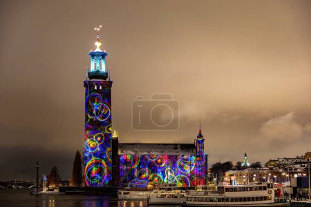 Téléchargez les photos : Stockholm, Suède Un spectacle de lumière sur la façade de l'hôtel de ville de Stockholm ou Stadshuset pour célébrer la Semaine Nobel de la Lumière. - en image libre de droit