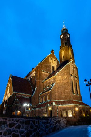 Téléchargez les photos : Stockholm, Suède Vue de nuit de l'église d'Engelbrekt dans le quartier d'Ostermalm. - en image libre de droit