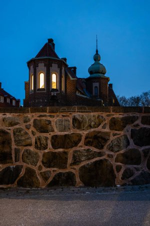 Téléchargez les photos : Stockholm, Suède Vue de nuit de l'église d'Engelbrekt dans le quartier d'Ostermalm et de la maison paroissiale. - en image libre de droit