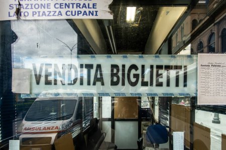 Foto de Palermo, Sicilia, Italia Jan 12, 2024 Un mostrador de entradas y un cartel en italiano en la estación central de autobuses. - Imagen libre de derechos