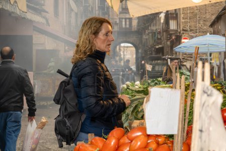 Foto de Palermo, Sicilia, Italia Jan 12, 2024 Una mujer comprando en el mercadillo de Ballaro - Imagen libre de derechos