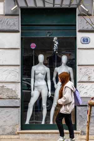 Téléchargez les photos : Palerme, Sicile, Italie Jan 12, 2024 Une piétonne passe devant une devanture avec des mannequins nus sur Via Lincoln. - en image libre de droit