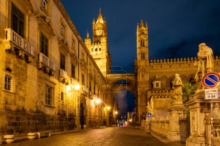 Foto de Palermo, Sicilia, Italia La fachada de la Catedral de Palermo por la noche. - Imagen libre de derechos