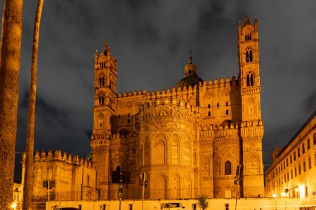 Foto de Palermo, Sicilia, Italia La fachada trasera de la Catedral de Palermo por la noche. - Imagen libre de derechos