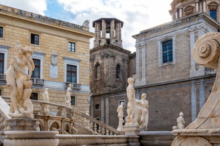 Téléchargez les photos : Palerme, Sicile, Italie, Les célèbres sculptures de Fontana Pretoria. - en image libre de droit