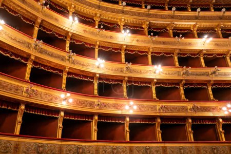 Foto de Palermo, Sicilia, Italia Jan 14, 2024 Detalles del balcón interior del Teatro Massimo, o Palermo Opera House. - Imagen libre de derechos