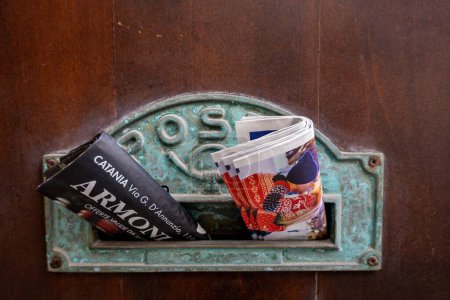 Téléchargez les photos : Cefalu, Sicile, Italie 14 janv. 2024 Une boîte aux lettres sur une porte en bois avec des journaux. - en image libre de droit