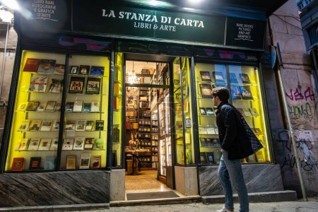 Foto de Palermo, Sicilia, Italia Jan 19, 2024 Los peatones caminan frente a una tienda de libros raros, La Stanza Di Carta. - Imagen libre de derechos