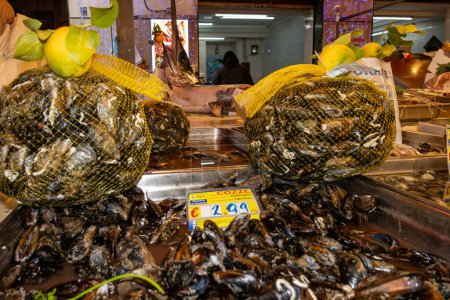 Foto de Palermo, Sicilia, Italia Jan 12, 2024 Bolsas de mejillones en venta en el mercado de alimentos Balaro. - Imagen libre de derechos