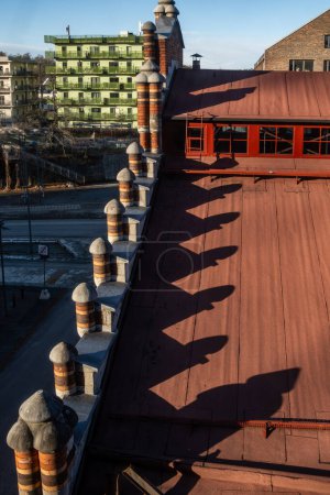 Téléchargez les photos : Stockholm, Suède Un toit et les ombres d'un bâtiment dans le quartier Norra Djurgarden. - en image libre de droit
