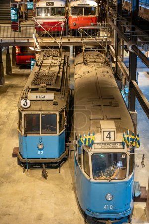 Téléchargez les photos : Stockholm (Suède) 1 févr. 2024 Vieux tramways dans un grand couloir du nouveau musée des transports de Stockholm, Sparvagsmuseet - en image libre de droit