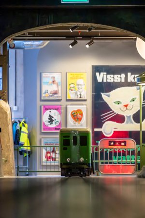 Téléchargez les photos : Stockholm (Suède) 1 févr. 2024 Un train miniature Tunnelbana pour les enfants au nouveau musée des transports de Stockholm, Sparvagsmuseet - en image libre de droit