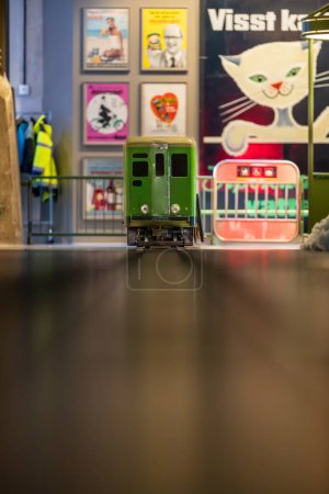 Téléchargez les photos : Stockholm (Suède) 1 févr. 2024 Un train miniature Tunnelbana pour les enfants au nouveau musée des transports de Stockholm, Sparvagsmuseet - en image libre de droit