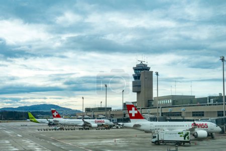 Foto de Zurich, Suiza Feb 12, 2024 Swissair Aviones de pasajeros en la terminal del Aeropuerto Internacional de Zurich - Imagen libre de derechos
