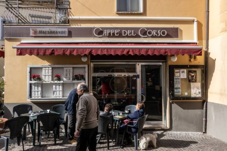 Téléchargez les photos : Pratola, Italie Feb 16, 2024 Les gens à l'extérieur du café Caffe det Corso dans le centre historique. - en image libre de droit