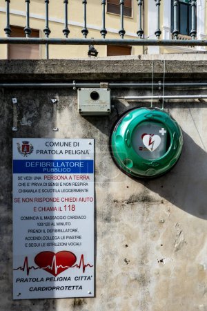 Foto de Pratola, Italia Feb 16, 2024 Una máquina desfribilizadora pública en una pared de la ciudad en el centro de. - Imagen libre de derechos