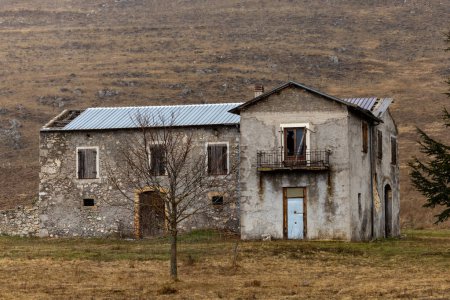 Téléchargez les photos : Collarmele, Italie Une vieille maison délabrée dans les collines en hiver. - en image libre de droit