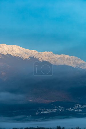 Castel di Ieri, Italie Une vue panoramique sur les montagnes du Monte Sirente et le parc national des Abruzzes à l'aube